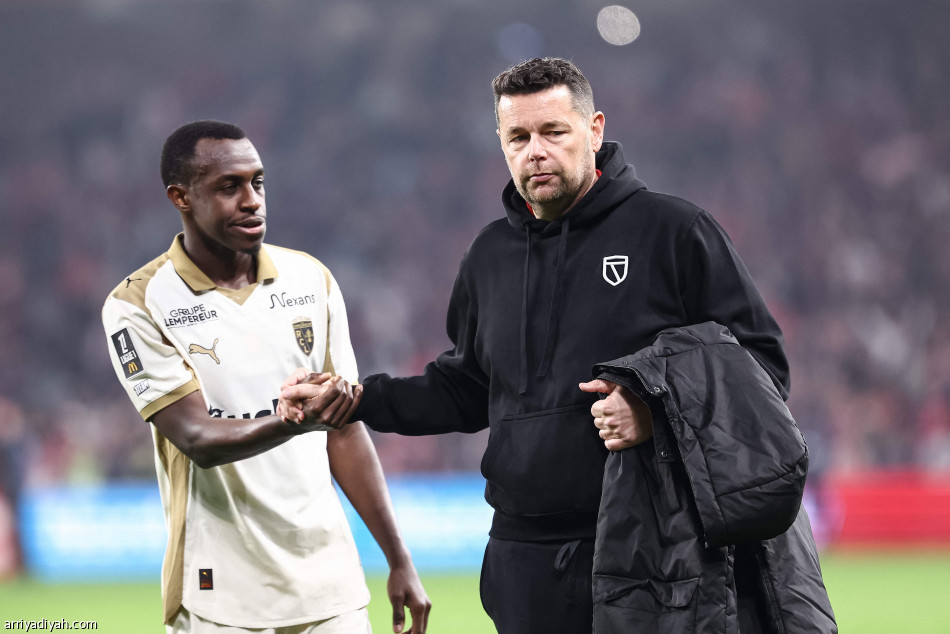 بثلاثية.. ليل يجهض أحلام لانس