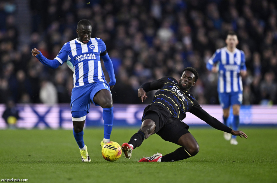 أرسنال يكتسح ليدز برباعية.. وبورنموث يعمق جراح الذئاب