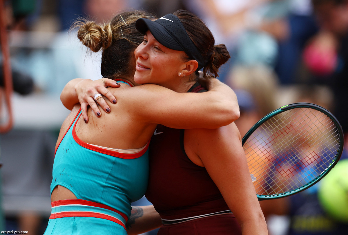 أرينا وإيجا تتأهلان