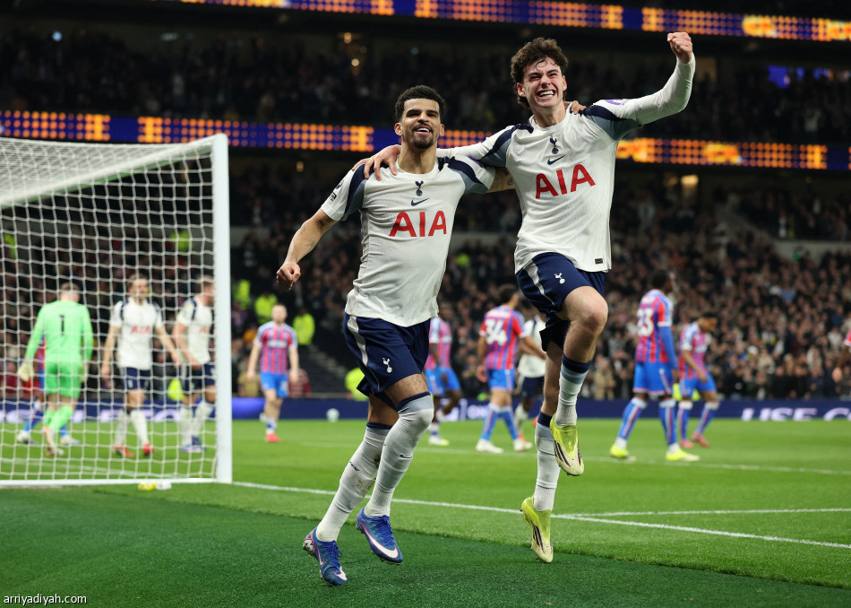 خطر الهبوط يقترب.. بالاس يعمق جراح توتنام بثلاثية