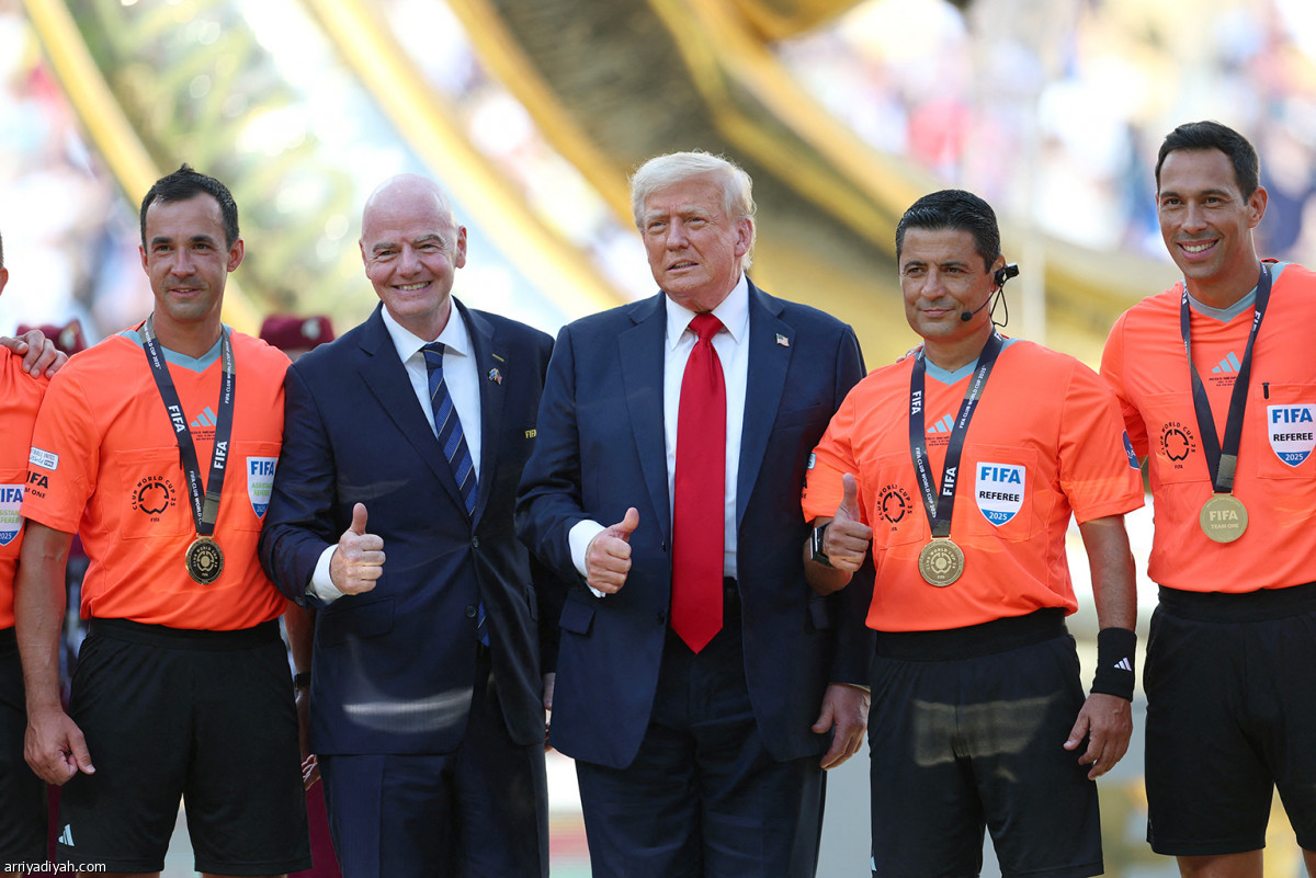 ترامب يسلّم الكأس