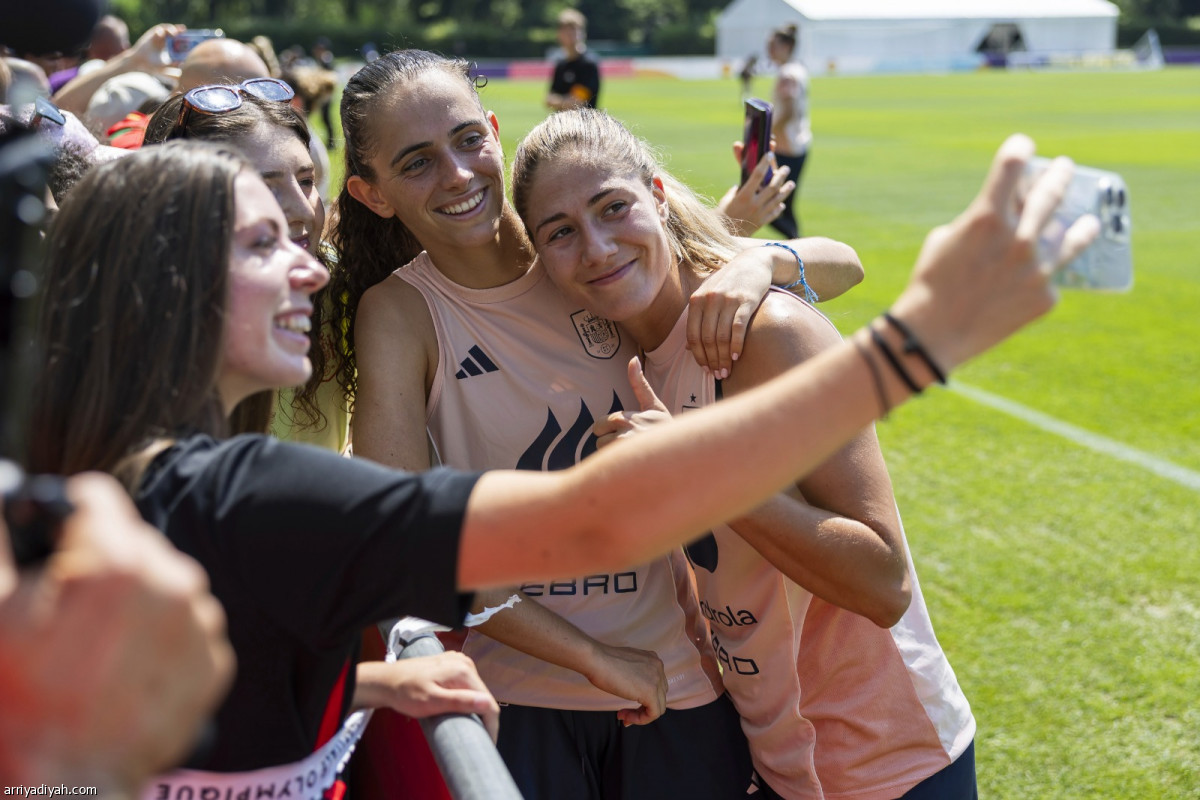 المشجعون يدعمون