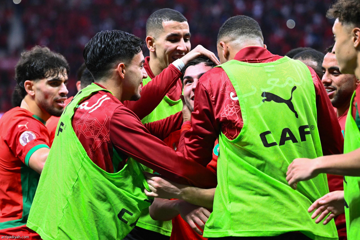 الأسود تعبر