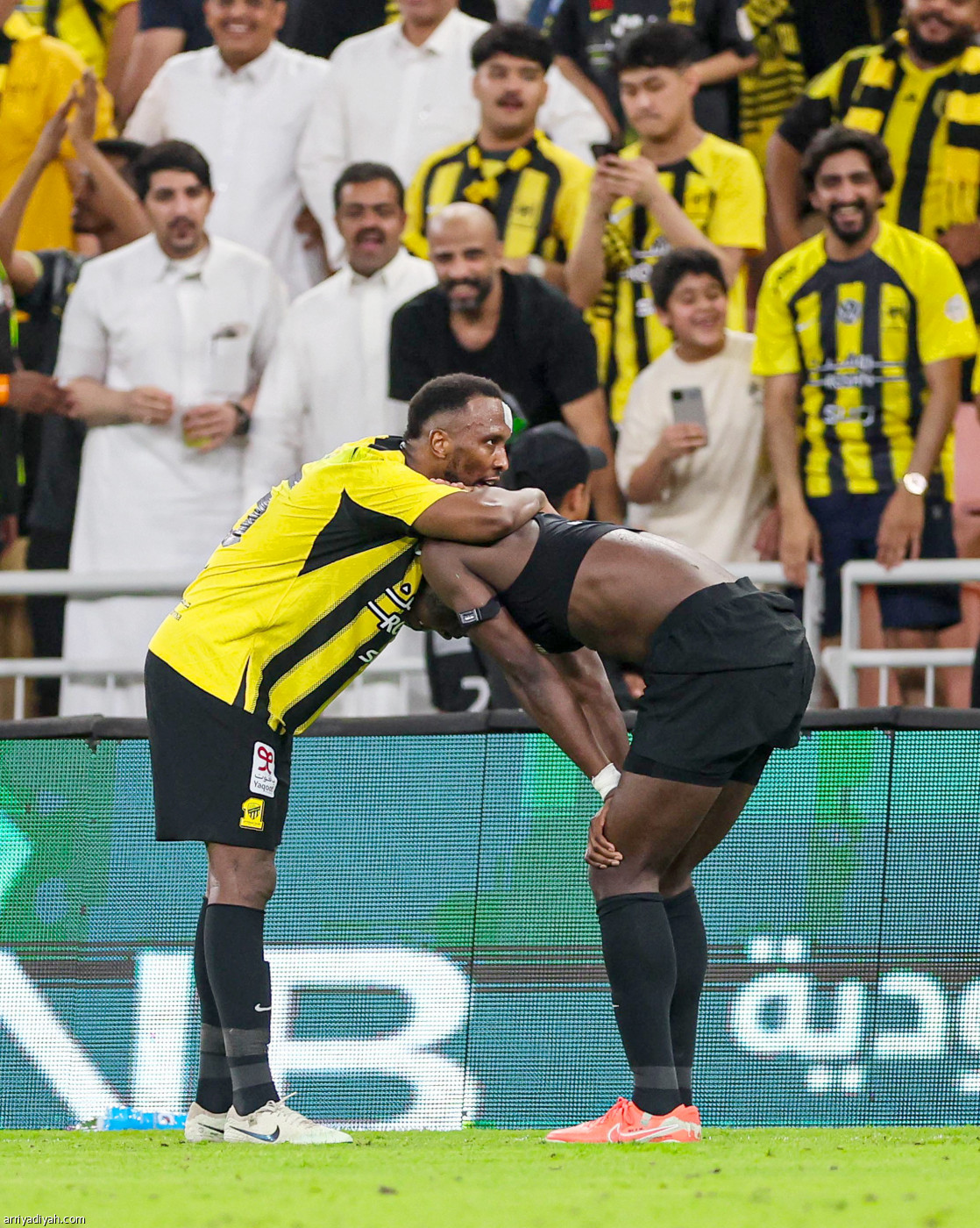 احتفال عاصف